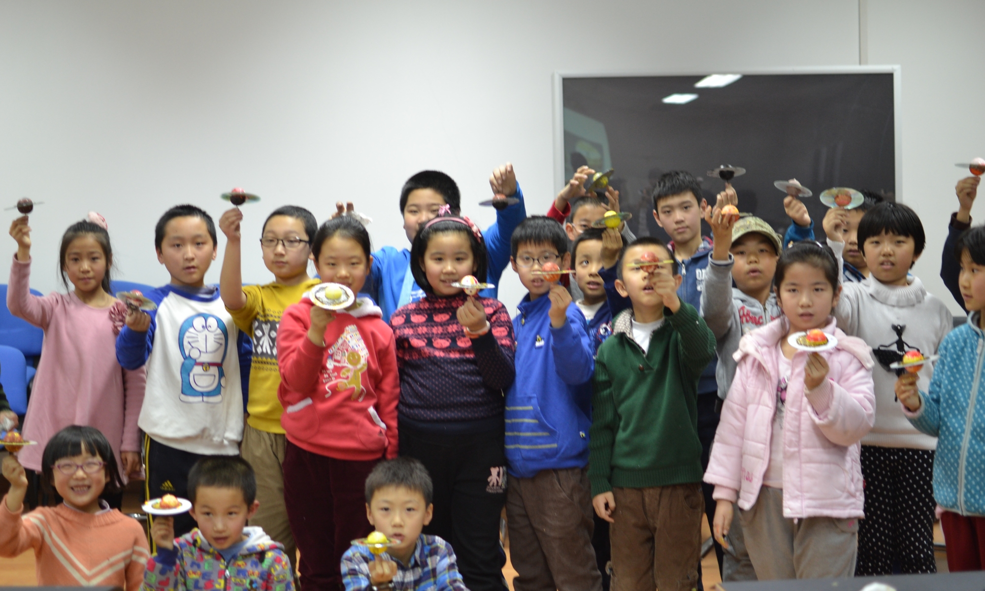 Cerca de 300 niños participaron en la primera edición de las Noche de las Estrellas en China.
